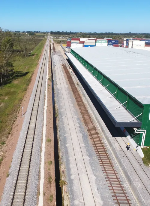 Vista aérea de vía de ferrocarril con desvíos en PIR5